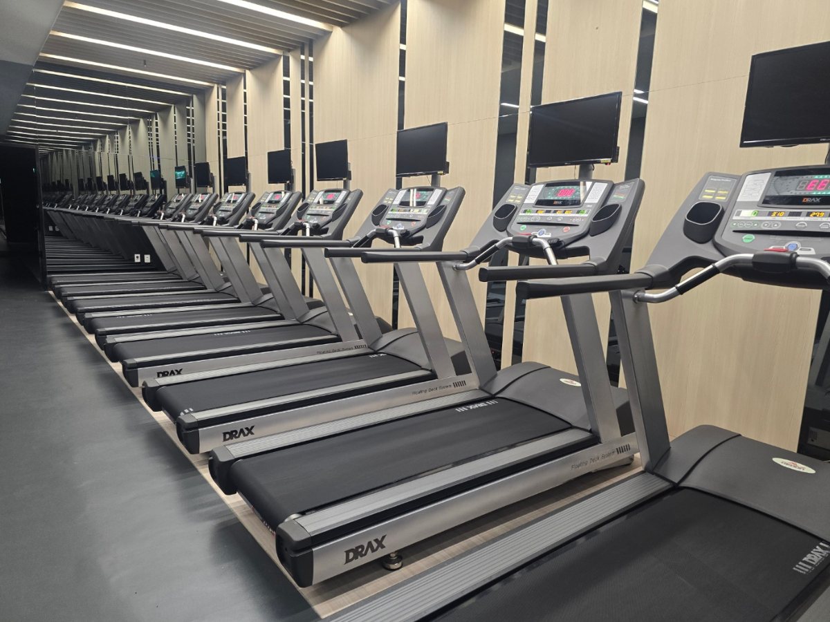 러닝머신과 웨이트 머신을 갖춘 단지 피트니스 실내 실사진